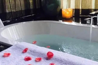 上海闵行水疗池中的失重冥想：当身体学会漂浮